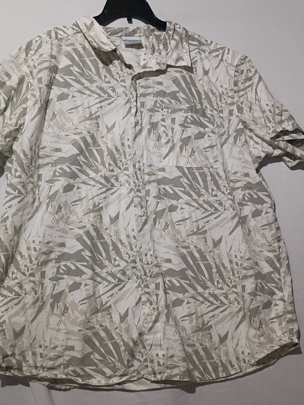 Columbia Men's Short-Sleeve Shirt Beige and Light Gray Leaf Print